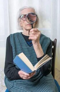 Бабушка любит читать книги