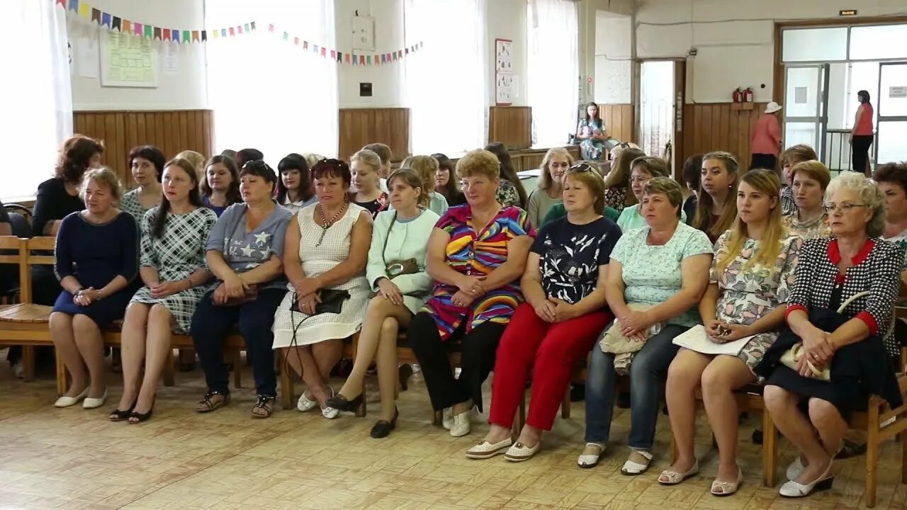 Пожилой человек и социальный работник. Посещения пожилых на дому. Социальный работник и пожилой. Соц работник на дому. Ктв 8 котовск сотрудники.