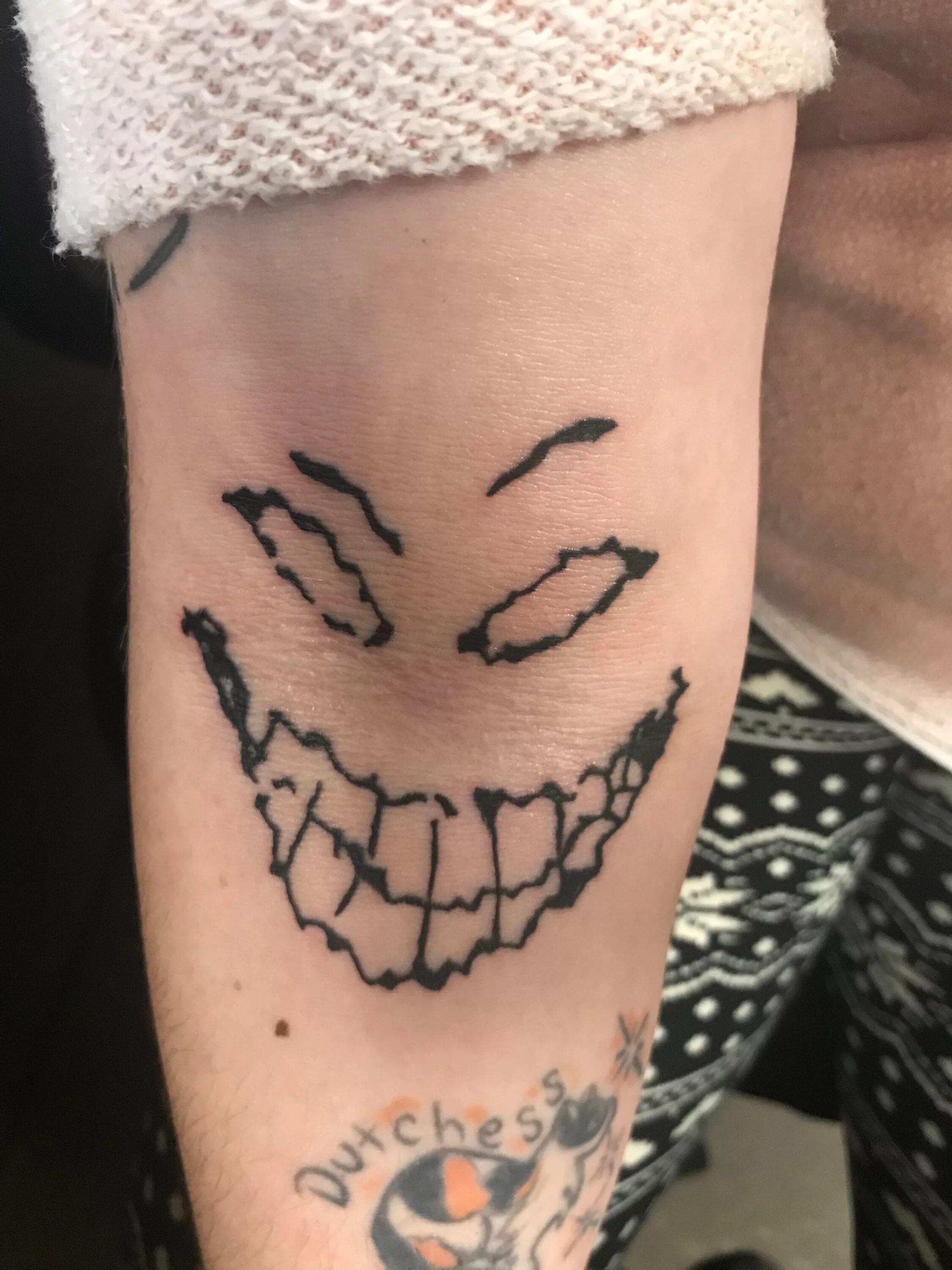 Zxc тату. Печать саске на шее. Дрейн генг эстетика. Тату формула счастья серотонин. Zxc татуировка.