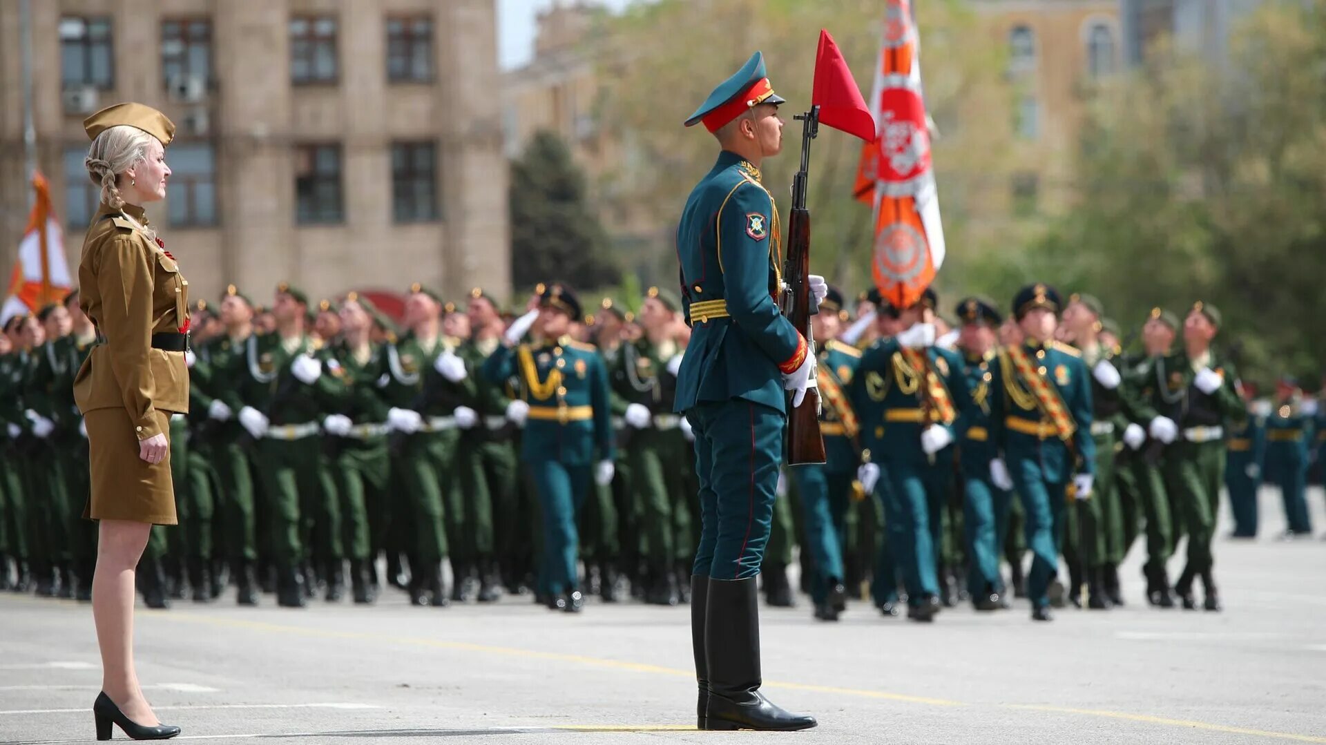 Волгоград май 2023. Парада Победы на 9 мая в Волгограде. Парад в Волгограде 9 мая 2023. Форма роты почетного караула. Курсанты маршируют на параде.