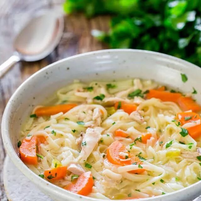 Молочный вермишелевый суп. Куриный суп с лапшой. Вареная лапша с курицей и бульоном. Суп лапша морковь лук. Куриная лапша.