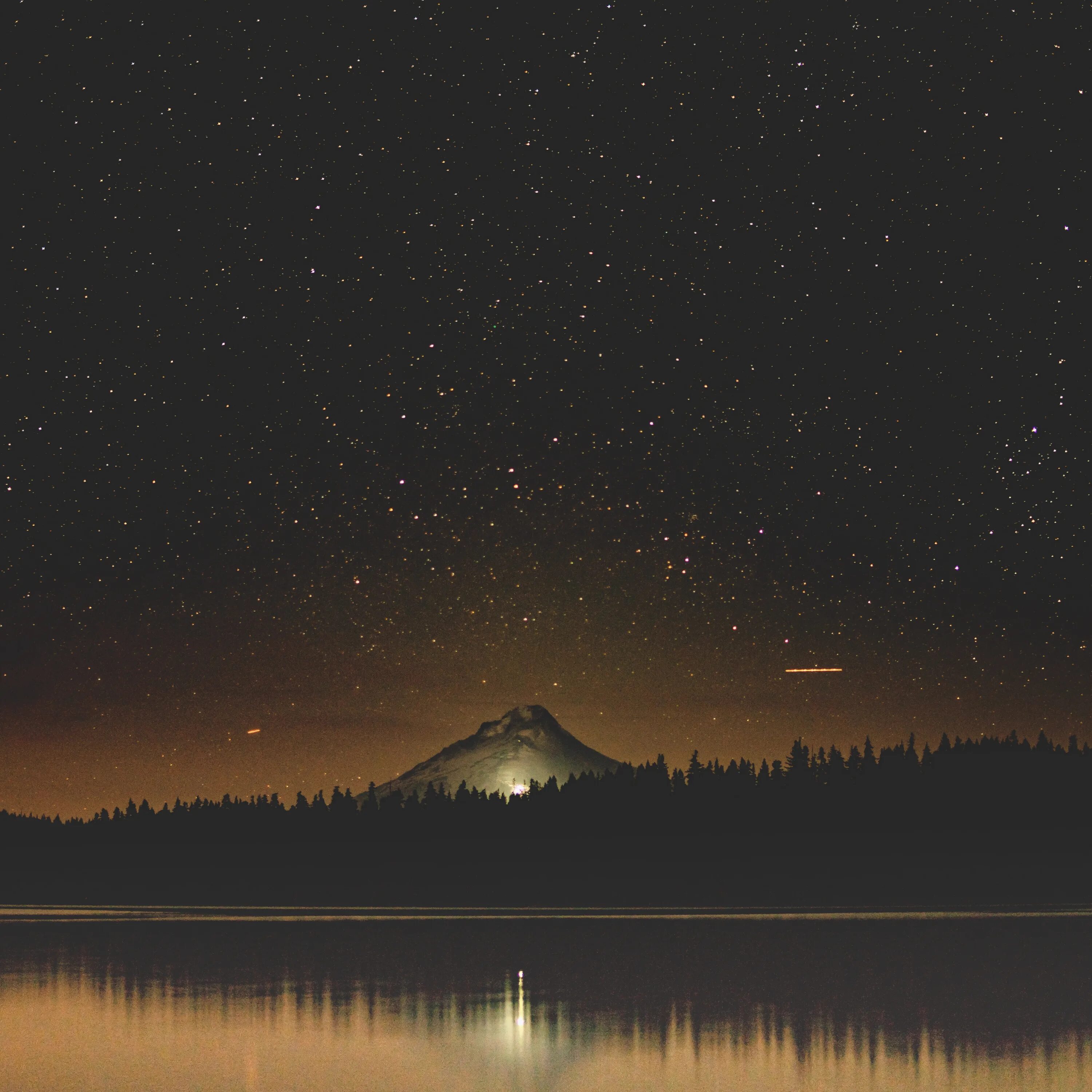 Звездное озеро. Звездное небо горы озеро. Обои ночное озеро на андроид. Точка в чёрном небе над озером. Whole night