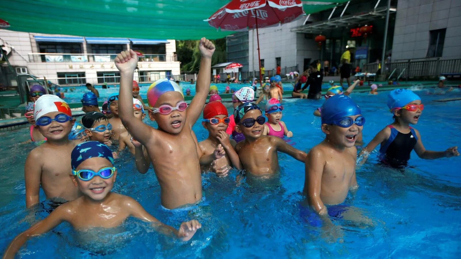 Дети в бассейне. Плавание дети. Детское плавание в бассейне. Мальчики в бассейне. Уроки плавания в школе
