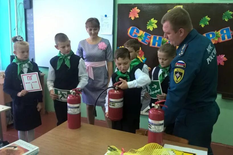 Пожарные в школе. Занятия по пожарной безопасности в школе. Урок по пожарной безопасности в школе. Урок пожарной безопасности в школе для детей.