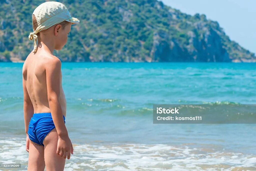 Мальчики в плавках. Маленький мальчик на пляже. Ягодицы мальчика на пляже.
