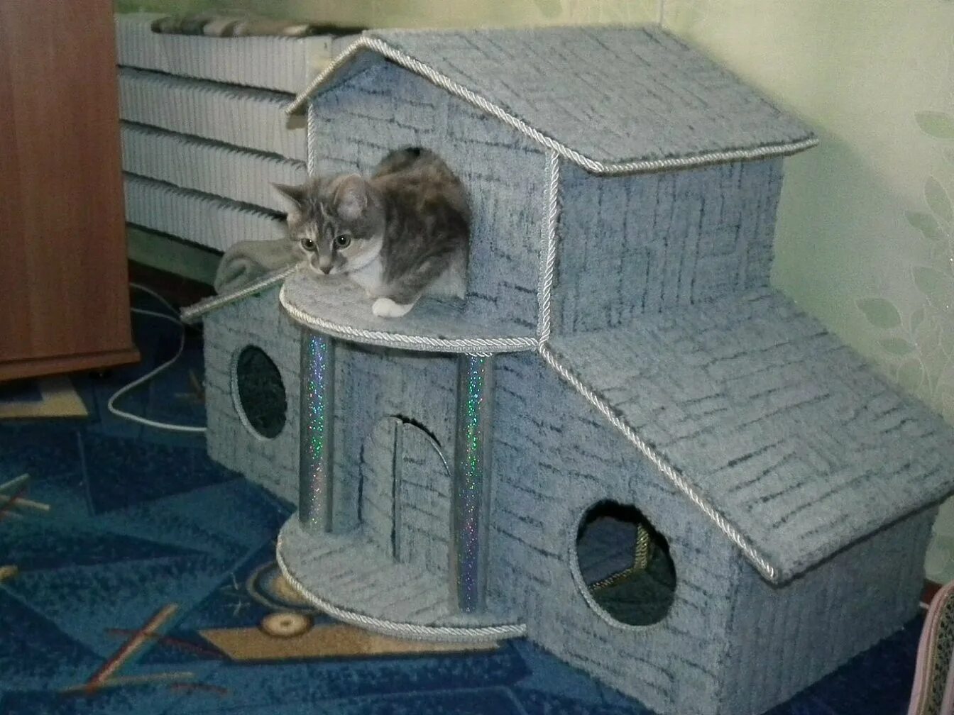 Кошкин дом из коробки. Кошкин дом домик котят. Домик для кошки из коробки. Домик для кошки из коробок.
