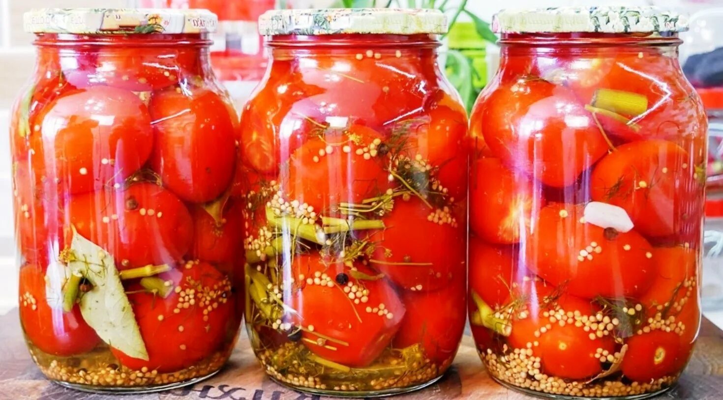Рецепт сладких помидор на литр. Ассорти помидоры огурцы в банке. Помидоры с начинкой консервированные. 0,9 Литров помидор. Как лучше сохранить помидоры на зиму.