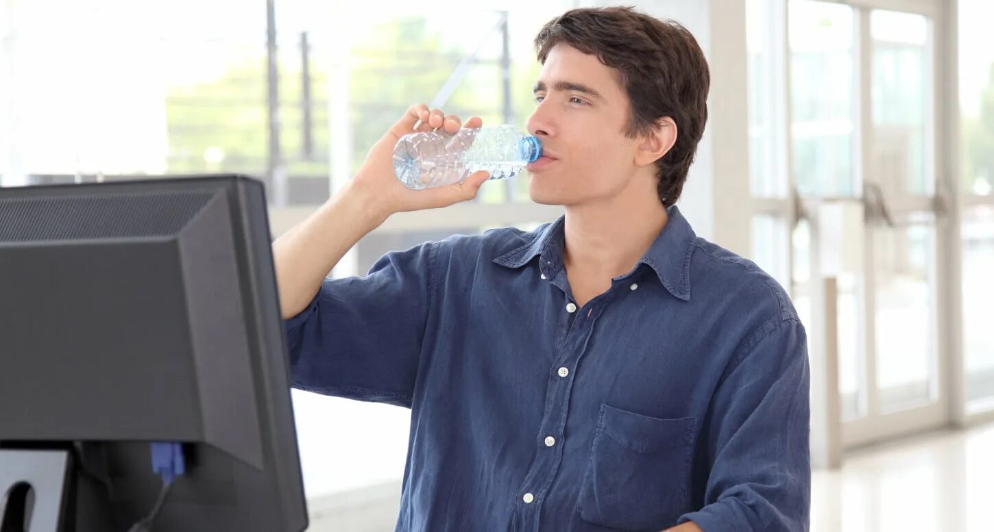Офисный пьющий работник. Работник пьет воду. Человек пьет воду в офисе. Вода в офисе.