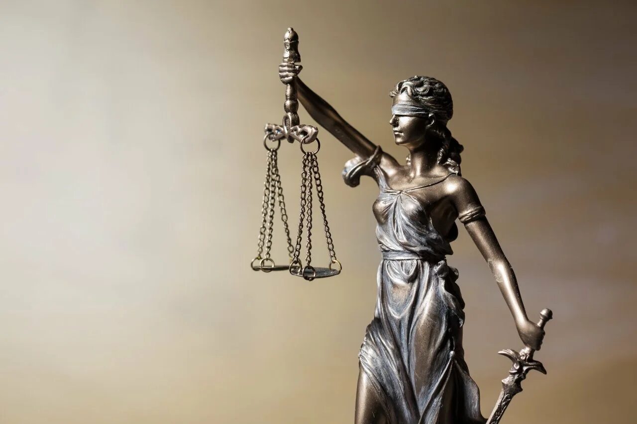 Правосудия нет. Статуя Богини правосудия Фемиды. Богиня правосудия Темис (Фемида). Фемида богиня древней Греции. Фемида Лувр.