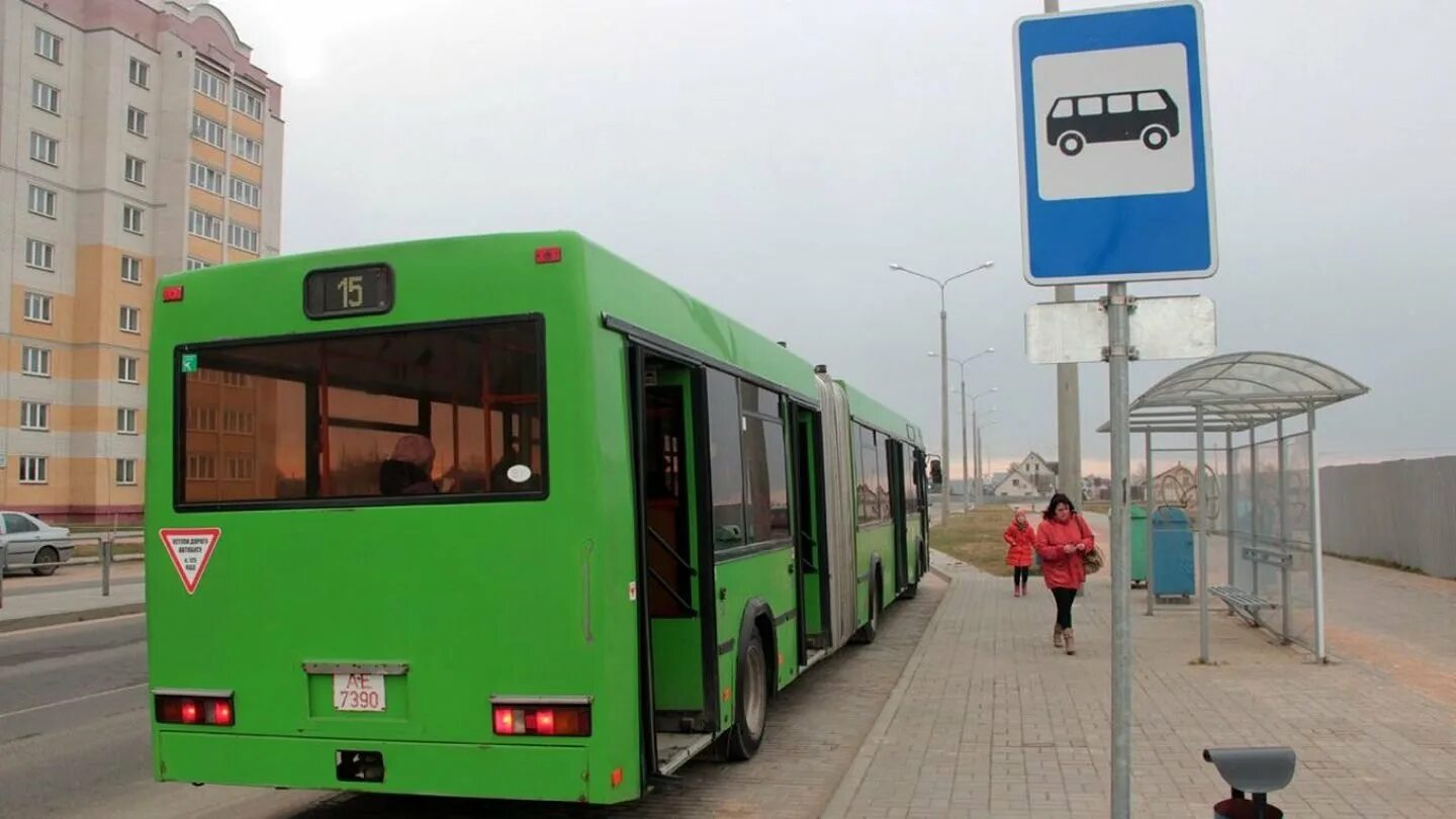 Автобус. Автобусная остановка. Маршрутка на остановке. Автобусная остановка с автобусом. На автобусной остановке остановился автобус