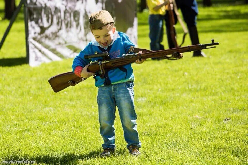 оружия для 10 лет. детское игрушечное оружие. игрушечное оружие. мальчик с игрушечным пистолетом. оружия для 10 лет.