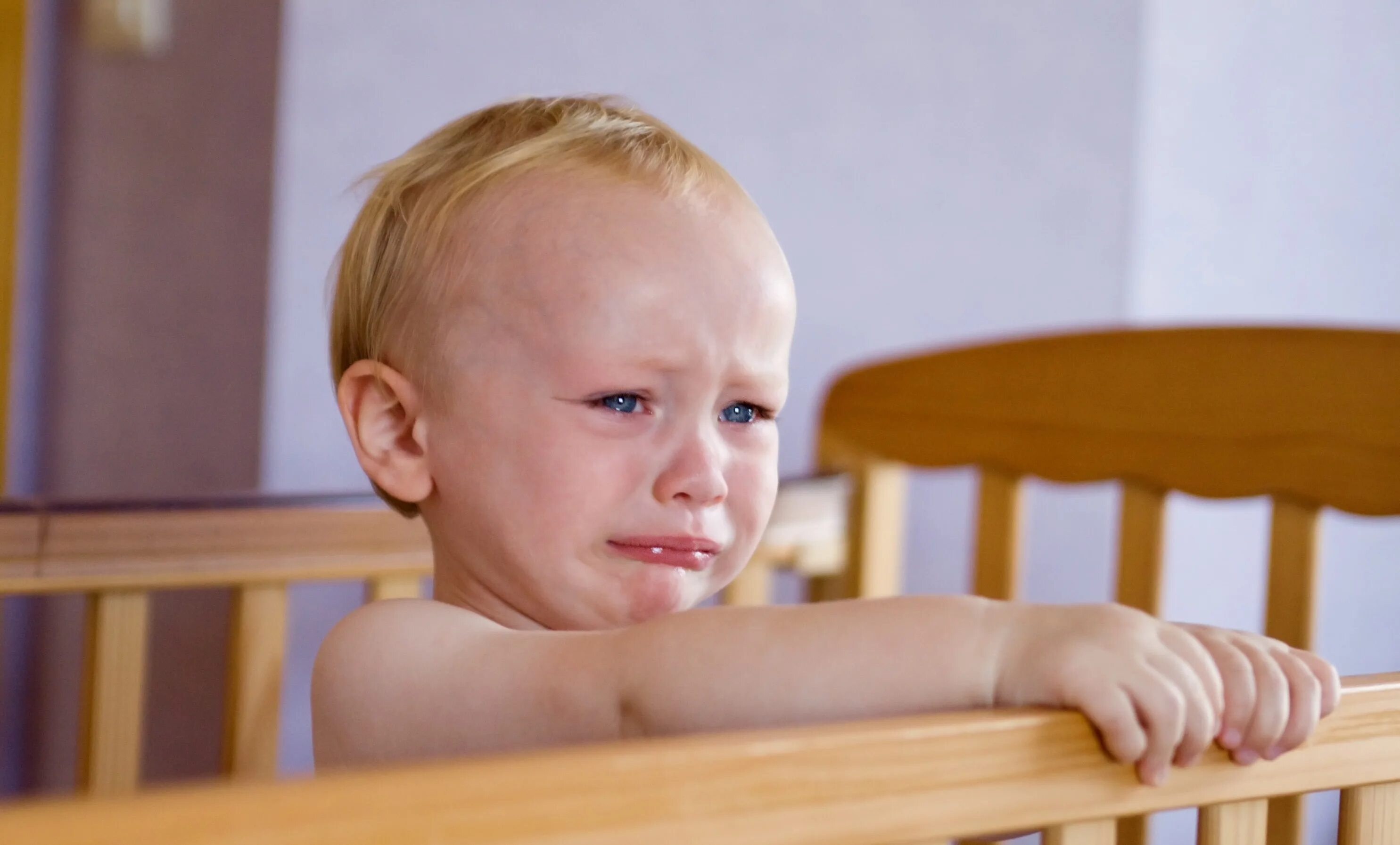 Статья о детях видео. Ребенок плачет. Ребенок плачет фото. Английские дети плачут. Край бэби.
