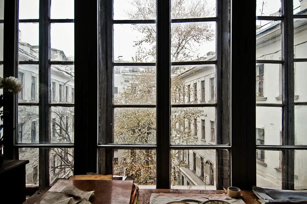 Дом окнами мастерская. Мастерская Петра Кончаловского. Вид из окна мастерской. Окно в мастерской художника. Окно из мастерской.