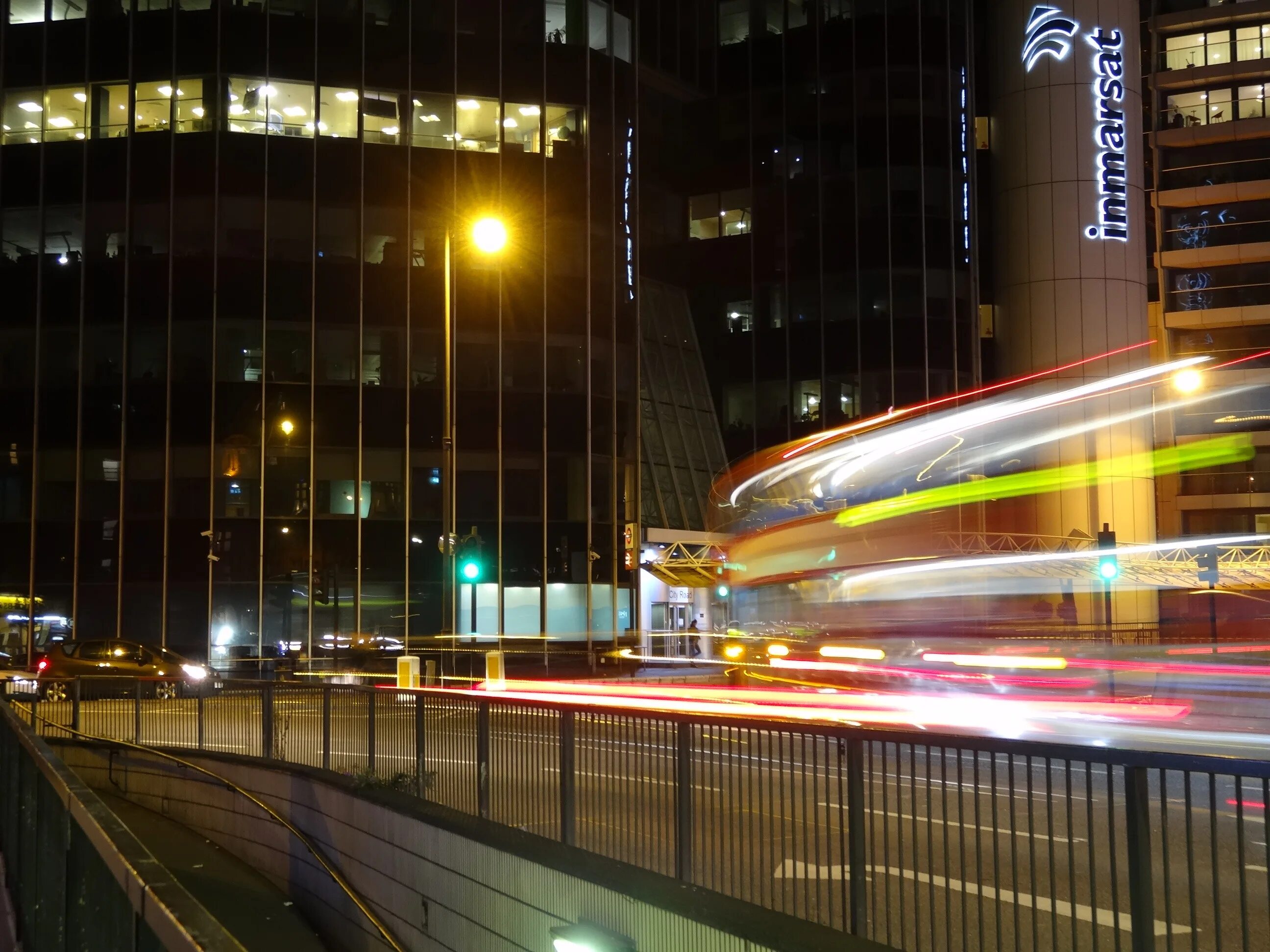 Движение в городе. Освещение Лондона. Лондонский Мегаполис. Городское освещение Лондон. Ночные города Лондона дороги.