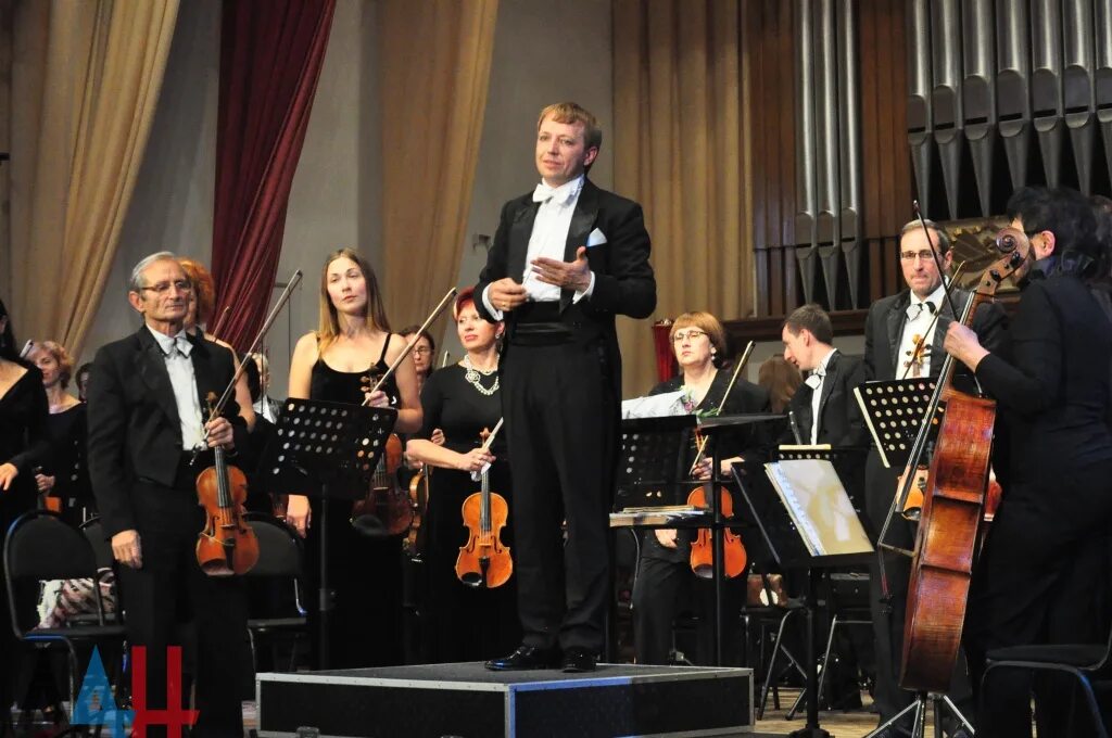 два оркестра. музыкант с кларнетом. в двух оркестрах 157 исполнителей. денис мацуев джаз. самуэль галь альтерович дирижер.