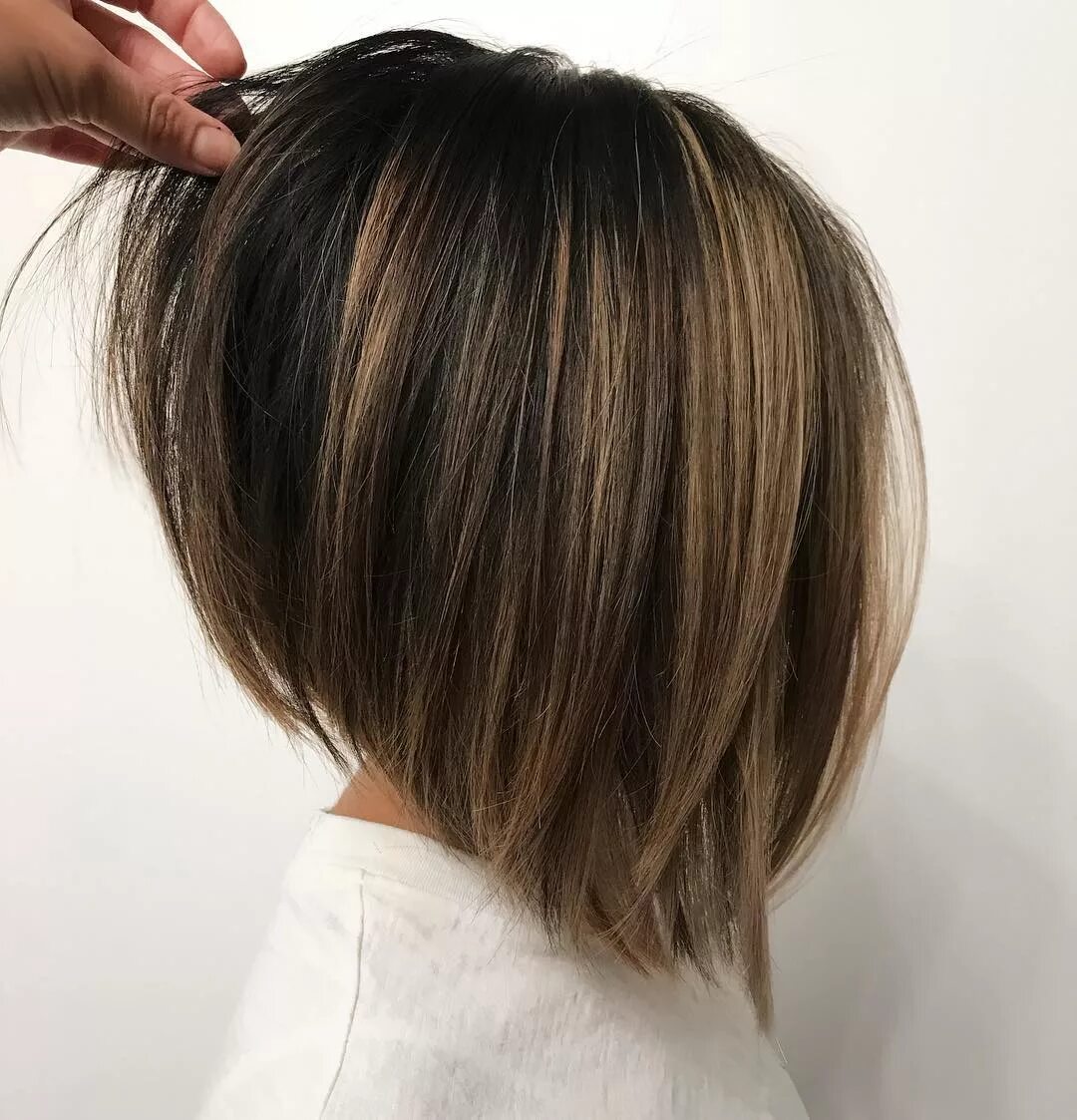 градуированное каре с удлиненными передними прядями. удлиненное каре с челкой сзади. стрижки каре боб 2022 на средние. каре с удлинением с объемом. каре с удлинением с объемом.