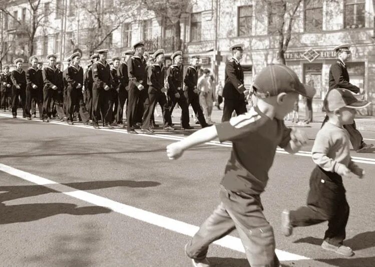 Дети бегут за солдатами. Мальчик на параде. Солдаты маршируют. Школьники маршируют. Песня малыш шагает