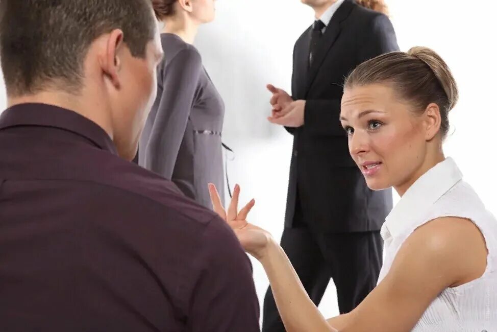 соперничество мужчины и женщины. начальница и подчиненный. отстаивать свое я. спор людей. человек отстаивающий взгляды которые.