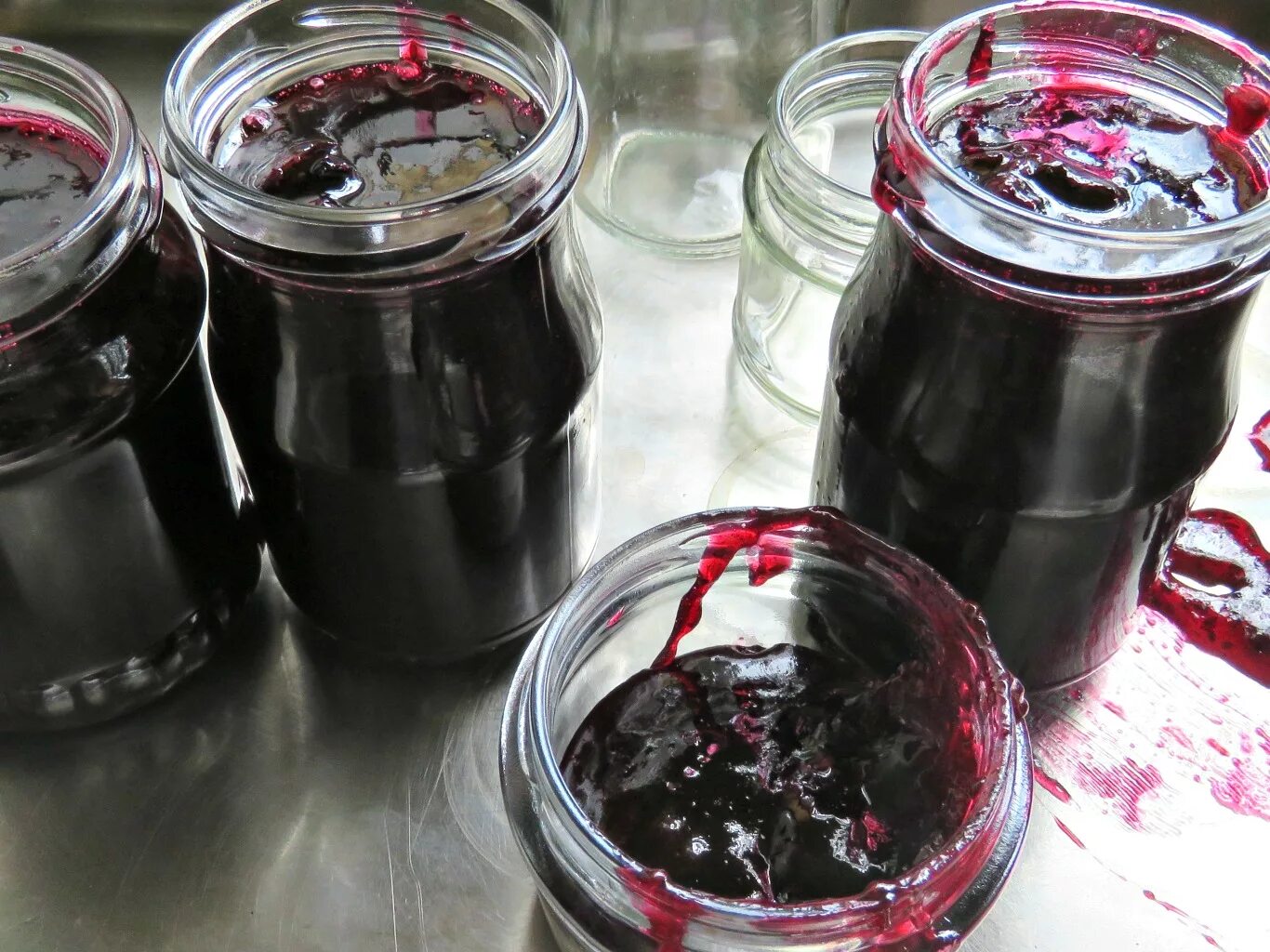 Закатка варенья. Можно ли закатать неполную банку. Овощные консервы ботулизм. Салаты в баночках. Закручивание банок с консервацией.