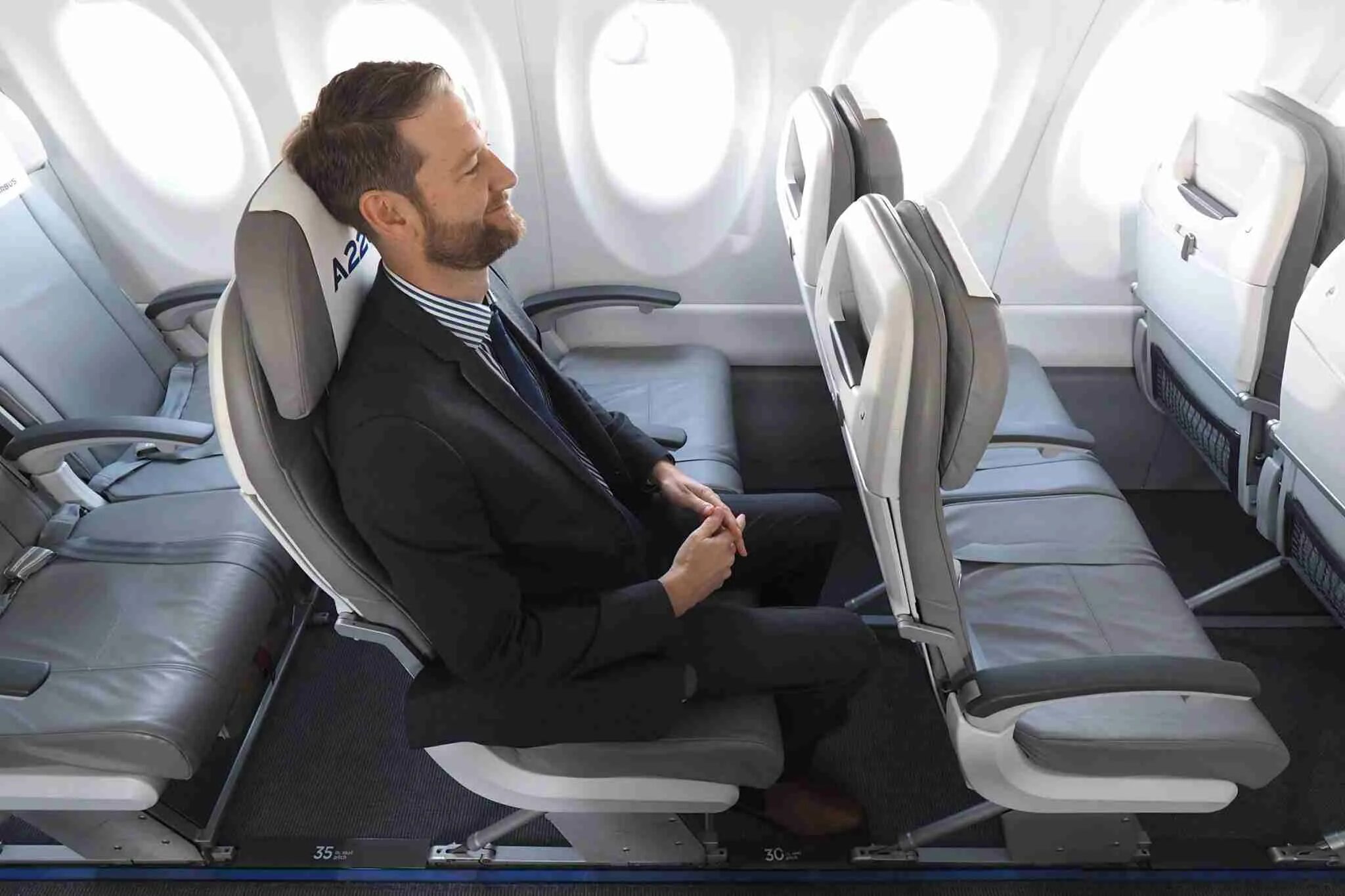 Этихад бизнес класс. Бизнес класс в самолете. Перелет бизнес классом. Airbus a319 бизнес класс. Бизнес класс в самолете.