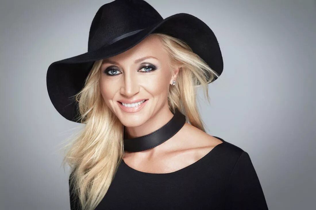 Орбакайте плачет. Орбакайте поет. Турецкий певец который пел с орбакайте. Орбакайте поет песню. Орбакайте поет песню.