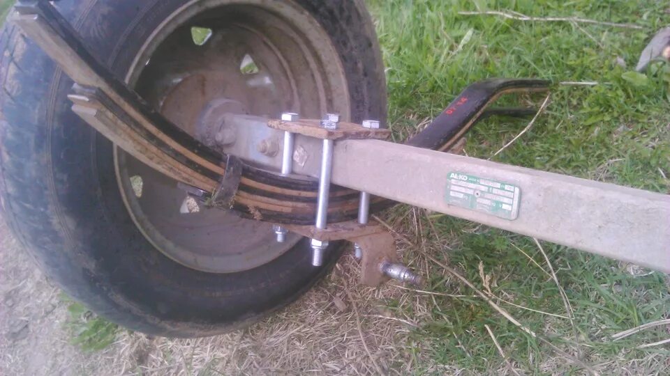Рессора на прицеп сст. Прицеп ось рессора. Прицеп ось рессора. Прицеп мзса 81771d. Ось для прицепа рессорная 1300 кг мзса 817711.