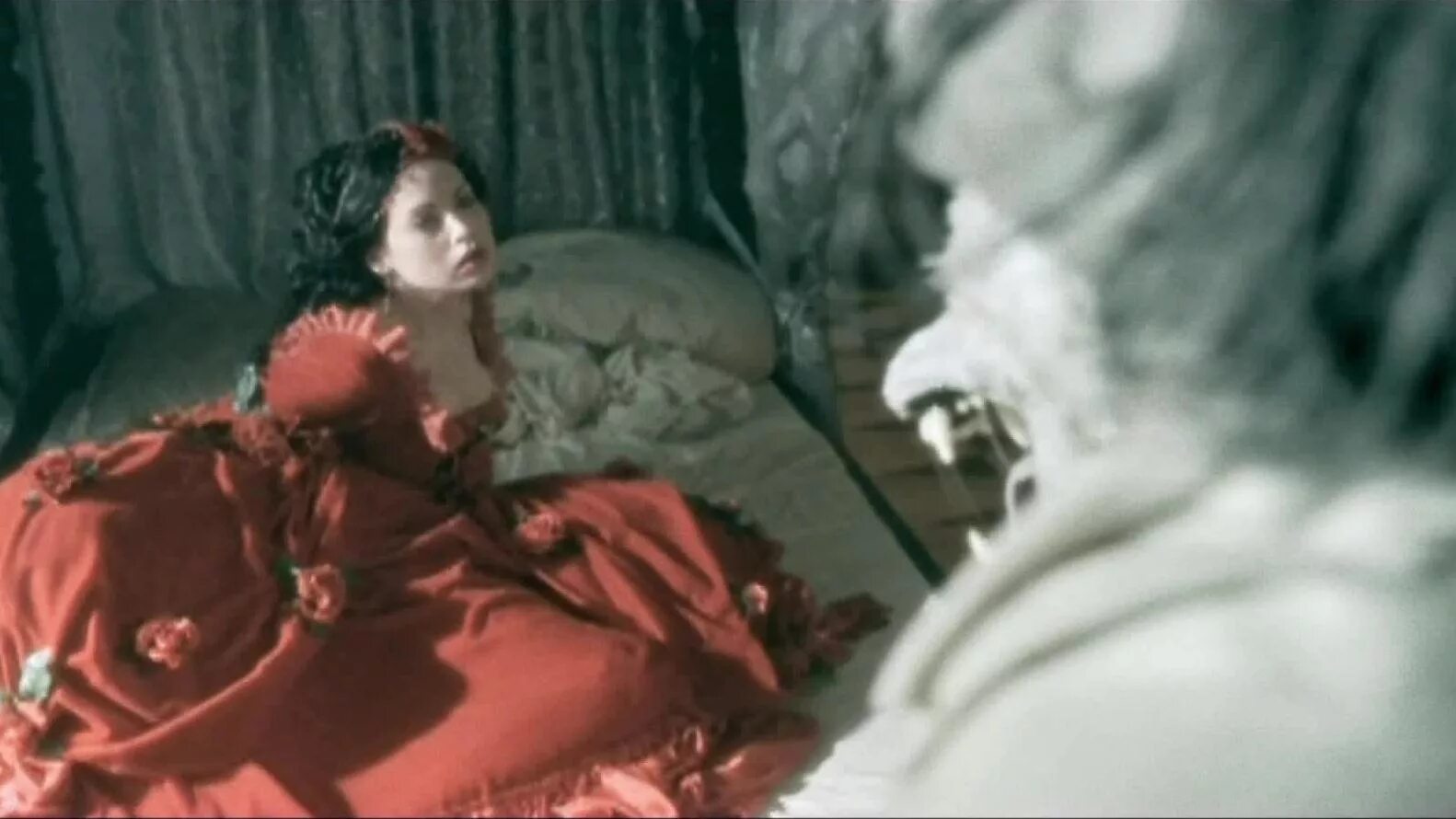 рамштайн ду рихт зо гут. (1998) du riechst so gut '98. рихард круспе в красном платье. рихард круспе du riechst so gut 98. Du riechst so gut клип.