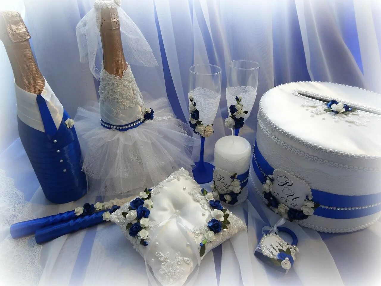 Где сделать свадебную. Свадебные аксессуары в синем цвете. Свадебный набор в синем цвете. Свадебные аксессуары в белом цвете. Свадебные атрибуты.