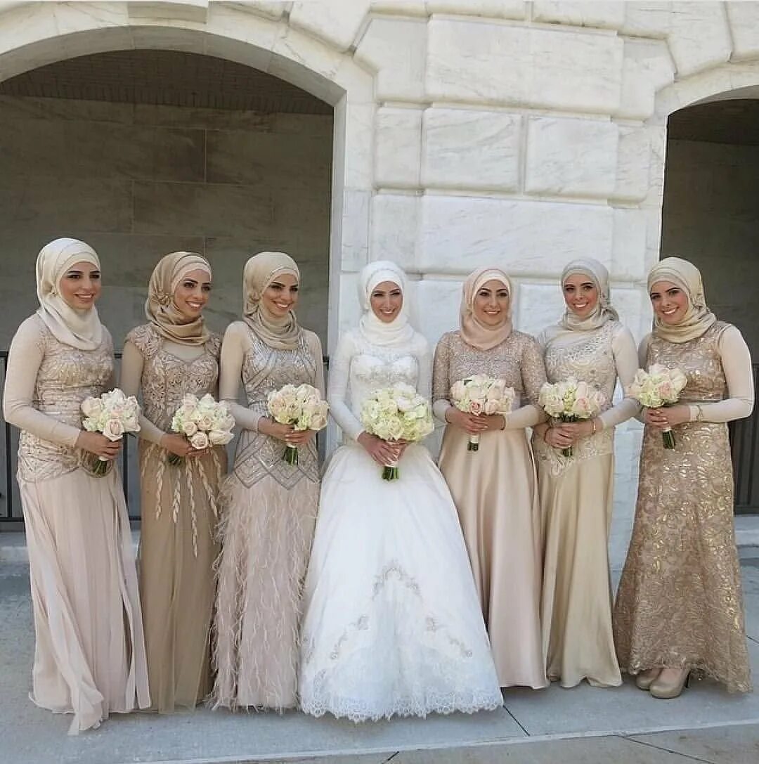 Зарина бабаджанова платья для никаха. Платье на никах белое. Свадебные платки для мусульманок. Татарская невеста никях. Платье на никах для подруги невесты.