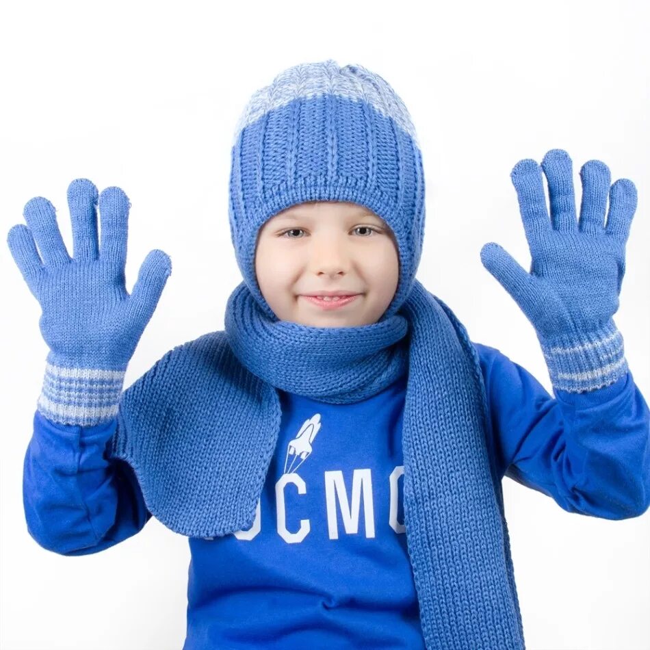 мальчик в белой кепке. мальчик надел шапку. ребенок одевает шапку. ребенок в куртке и шапке. мальчик надел шапку.