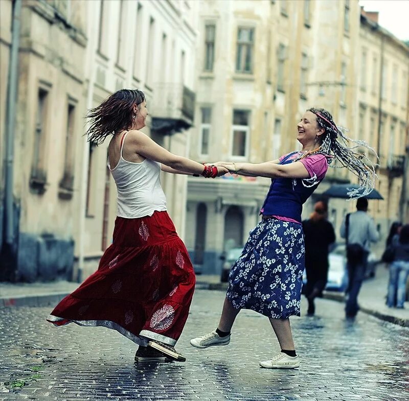 Молодая где танцует. Танцы под дождем. Танцы девушек. Танцы с подругами. Две девочки танцуют.