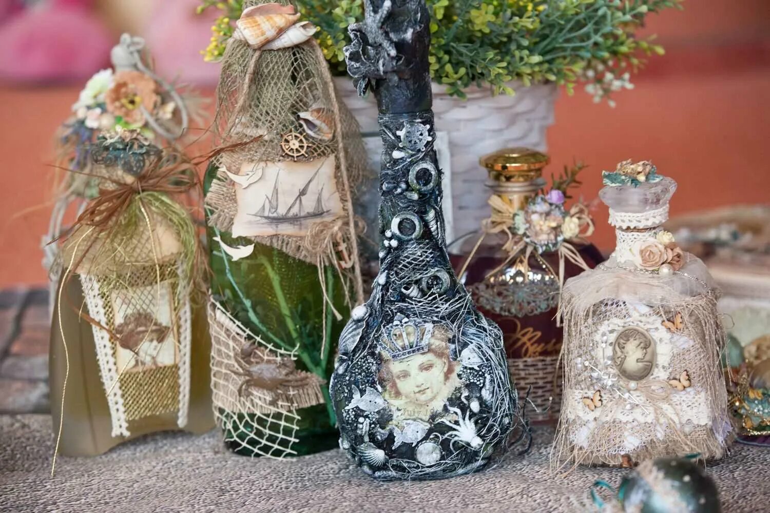 Необычный декор бутылок своими руками. Украшение бутылок. Декоративная бутылка с крупами. Оригинальный декор бутылок. Декорирование бутылок своими руками.