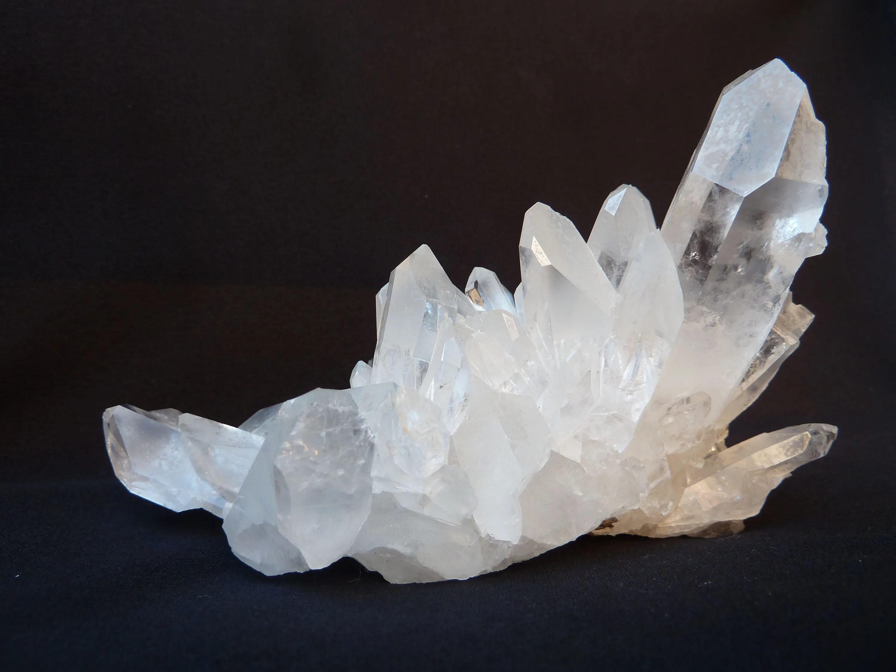 Quartz crystal. Кварц минерал горный. Кварц (горный хрусталь). Камень с кристаллами кварца. Белый кварц минерал горный.