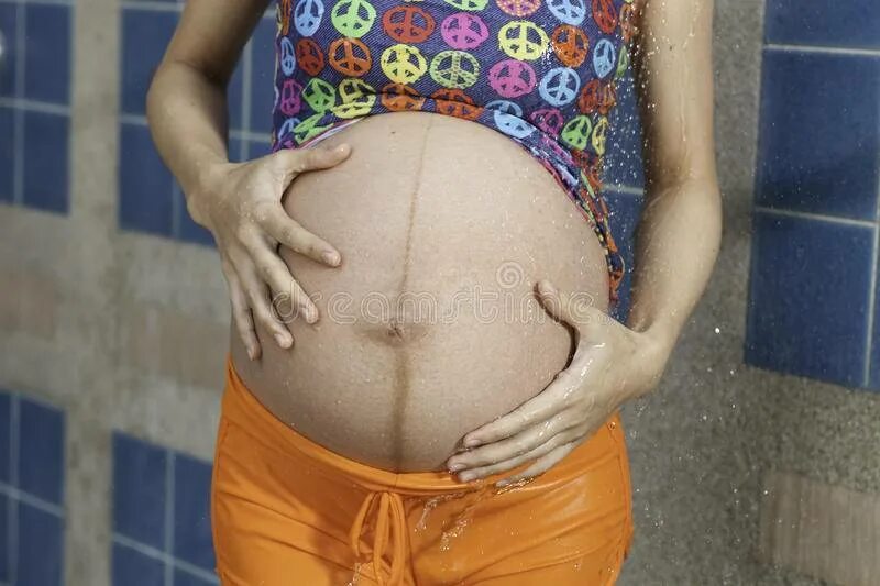 Полоса на животе у беременных. Полоска на животе при беременности. Пигментная полоса на животе. Полоса на животе при беременности.
