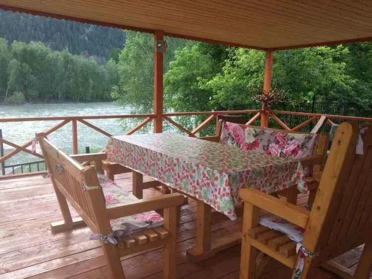 Манжерок горный алтай жилье. Комплекс манжерок горный алтай. Турбаза манжерок горный алтай. Перевернутый дом манжерок. Туристический комплекс манжерок алтай.