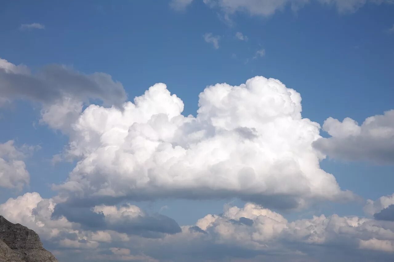 Облачко фото. Кучевые Кучевые облака. Белые Кучевые облака. Облака плоские снизу. Небо с кучевыми облаками.