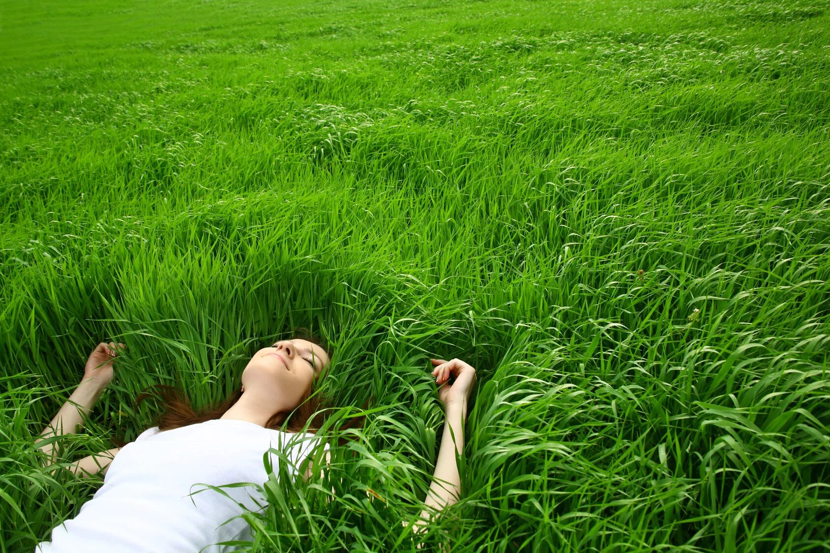 Мир релакса. Девушка в траве. Лежит на траве. Человек лежит на траве. Расслабление на природе.