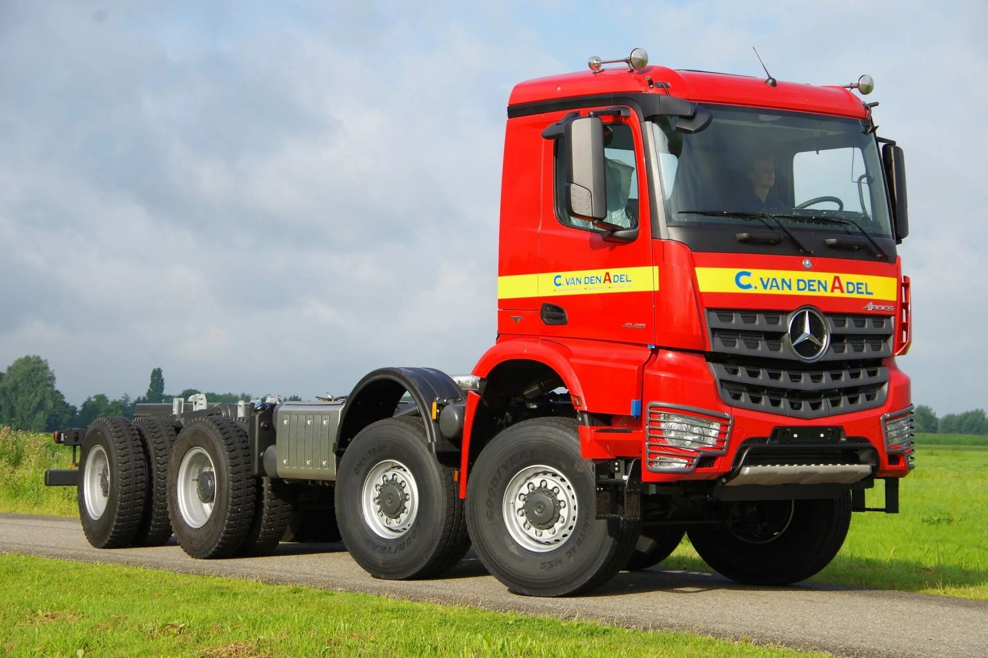 Х 8 88. Mercedes Arocs 8x8. Mercedes Arocs 3358. Мерседес Арокс 6х6 седельный тягач. Mercedes Arocs 3358 8на8.