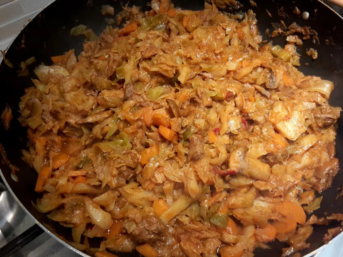 Тушим капусту с мясом в казане. Бигус. бигус с мясом. бигус со свининой. солянка бигус.