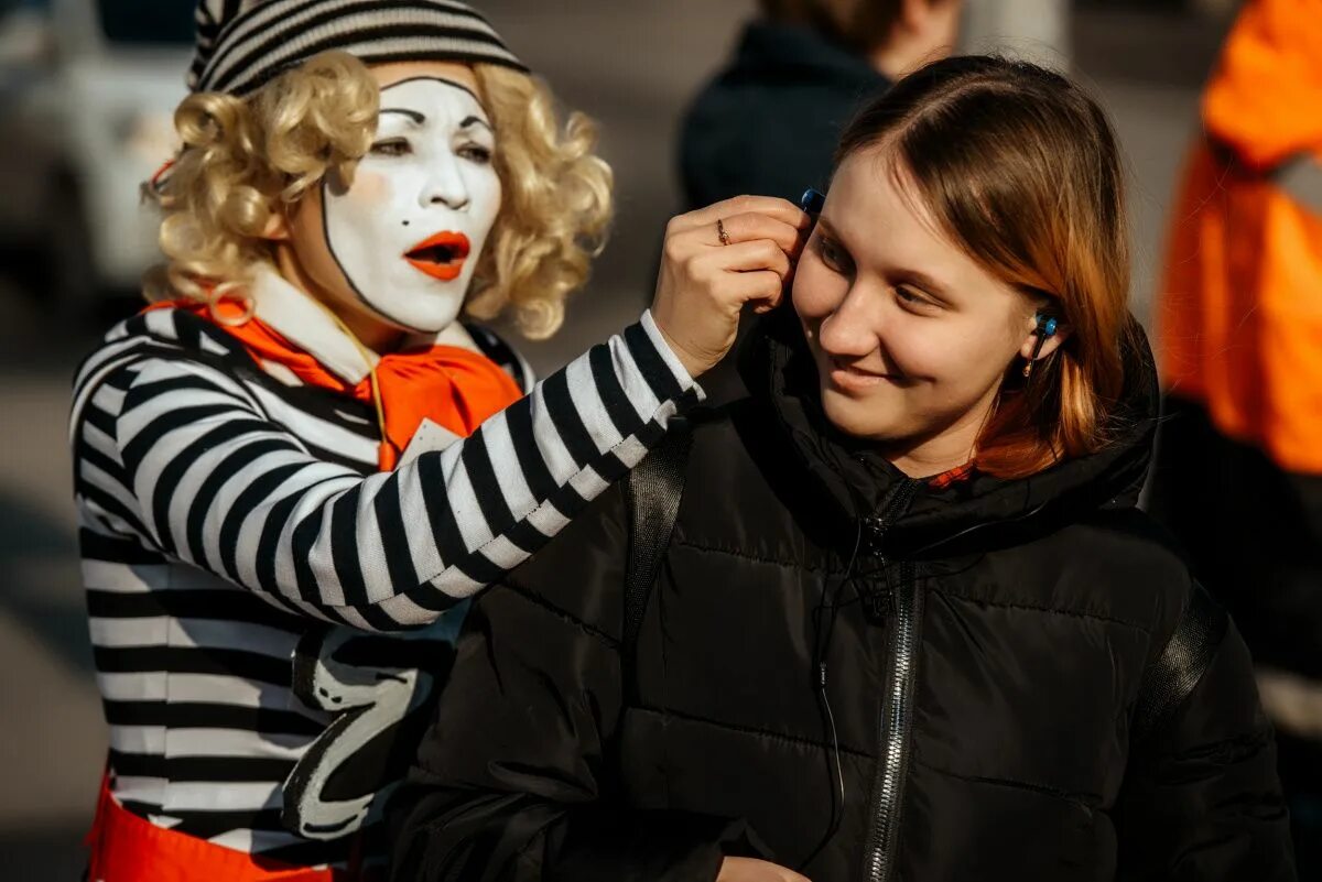 Мим том на водном шоу кто он. Мим Максим Казань. Мимы. Мим на улице. Мимы на мероприятие макияж.