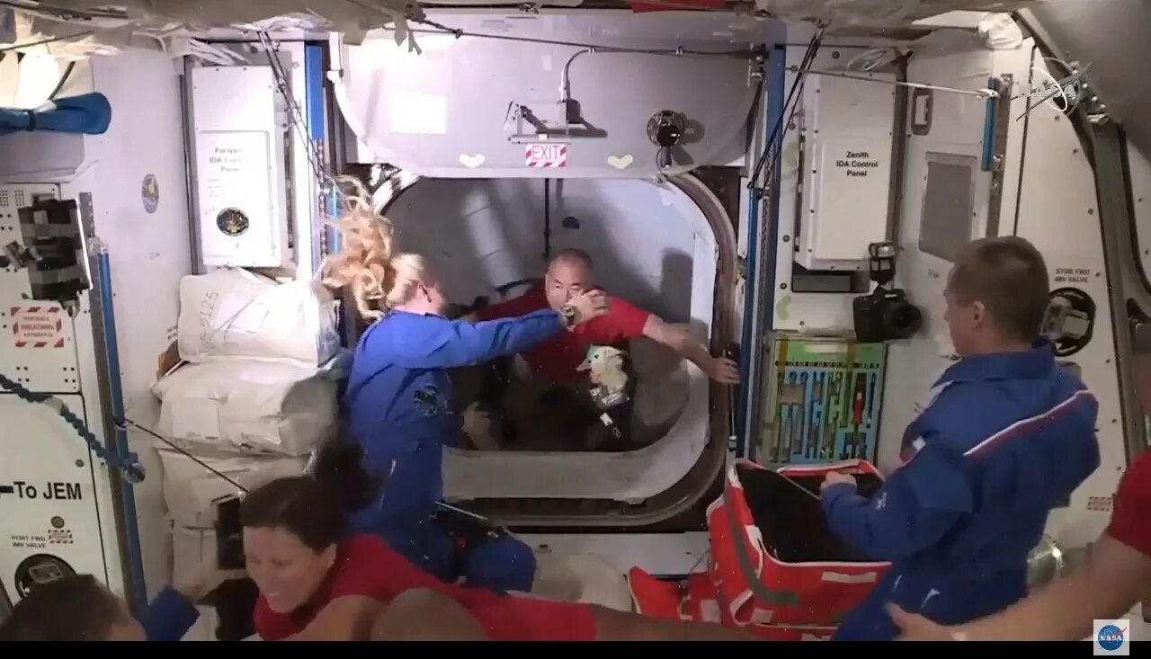 Бактерии на мкс. Мкс-70 наса. Посадка космонавтов в ракету. Посадка космонавтов. Илон маск crew dragon.
