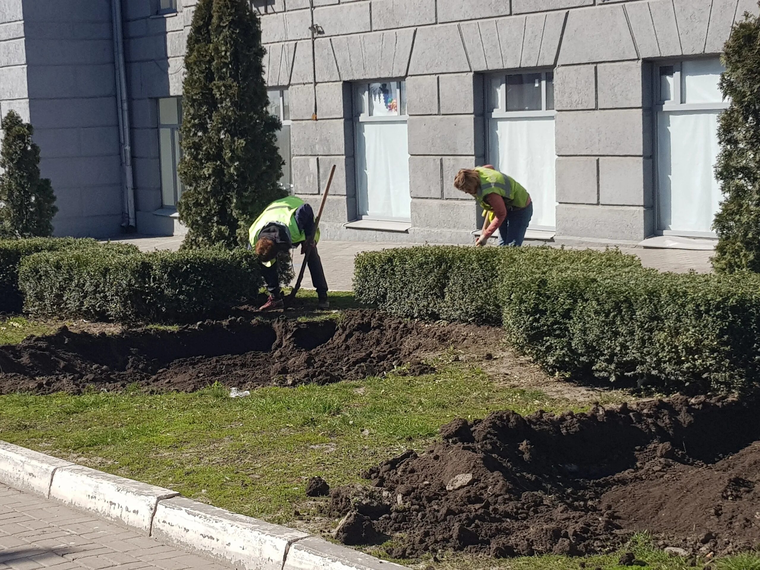 Оренбург ул озеленителей изумрудный город. Рабочий по озеленению. Озеленение Курск. Озеленение улиц. Работы по озеленению.