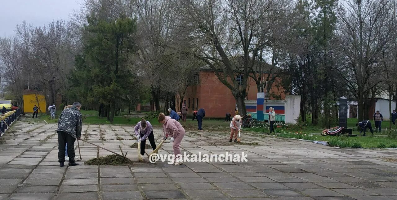 Погода в каланчаке херсонской. Субботник у памятника погибшим воинам. Каланчак Херсонская. Здание администрации Каланчак. Правительство Херсонской области.