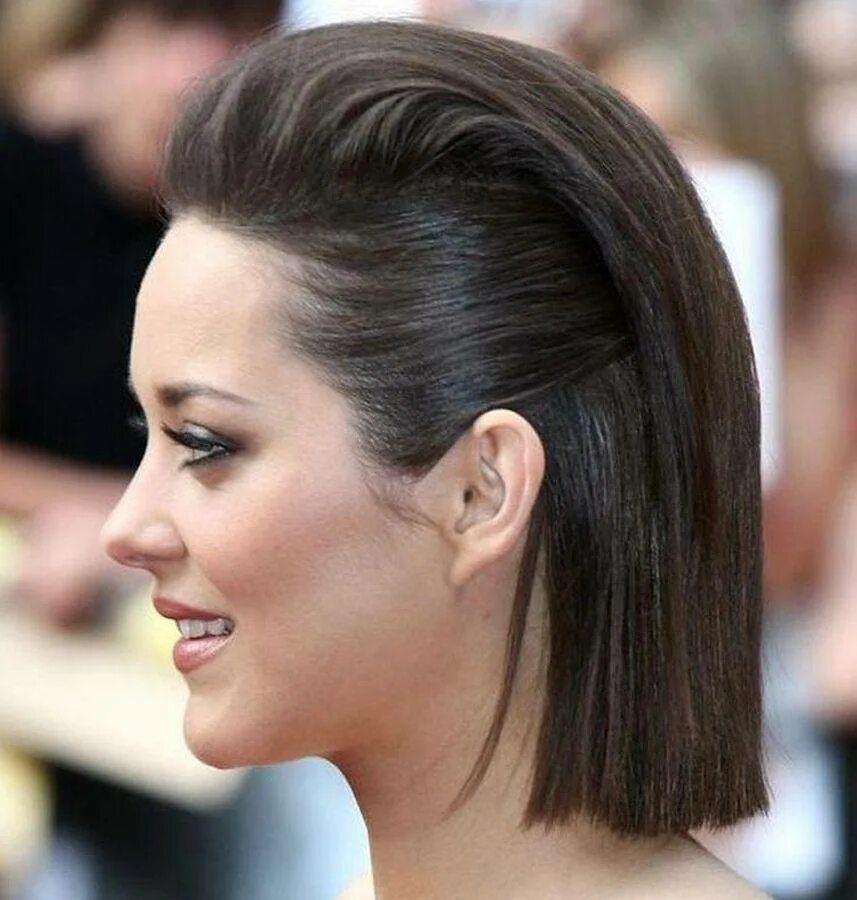 Прическа с начесом на короткие волосы. Дианна агрон челка. Каре волосы назад. Каре с зачесом назад. Кристен стюарт стрижка каре.