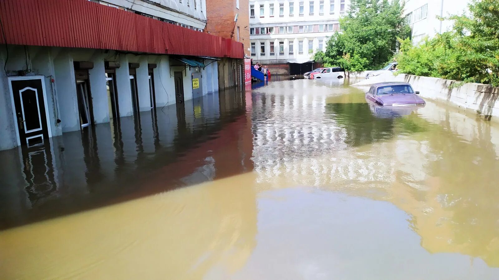 Где затопило город. Наводнение в Моздоке 2002. Ливень наводнение. Ливень потоп. Ливень в Москве.
