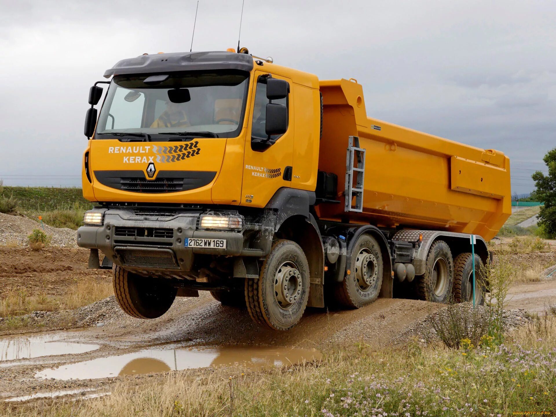 Грузовые автомобили рено. Renault Kerax самосвал. Renault Kerax 8x4 самосвал. Рено Керакс 8х4 самосвал. Renault Kerax 410 8 4.