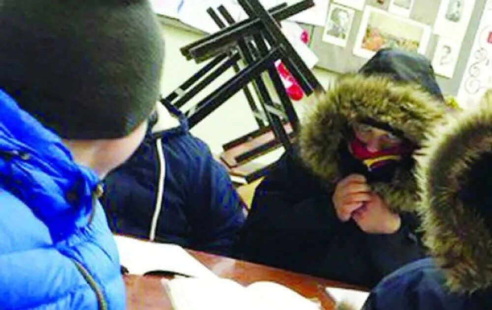 Холод в школе. Холод в школе. Дети замерзают в школе. Дети в классах мерзнут. Холод в школе.