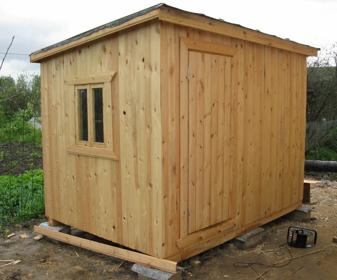 Щитовая бытовка 2х3м. Деревянные хозяйственные постройки. Хозяйственные постройки для дачи. Хозблок из досок. Хозблок с дровником 5х2 односкатный.