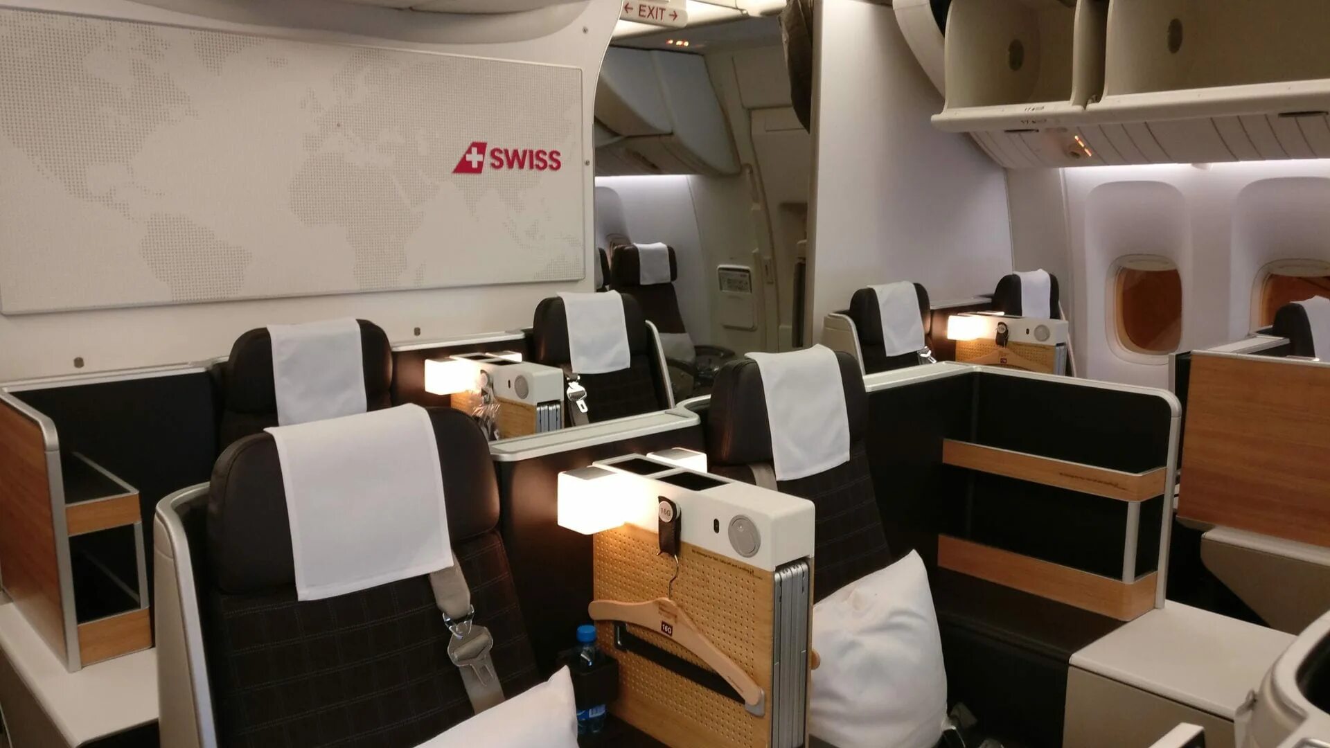 Бизнес класс иванов. Swiss Business class 777. Boeing 777-300er Swiss. Swiss Business class Lei Flat b777. Swiss Airlines Business class.