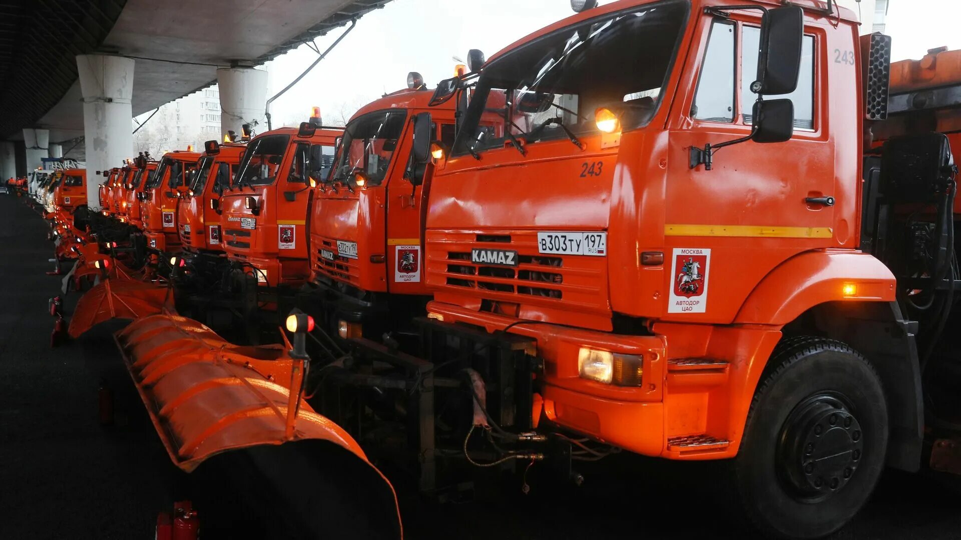 Карта работы коммунальной техники. Коммунальная техника. Коммунальная машина. Коммунальная спецтехника. Парад коммунальной техники.